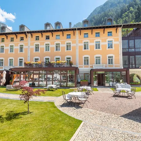& Hotel