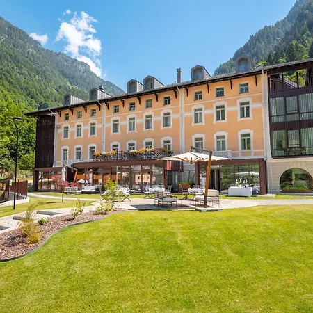 & Hotel
