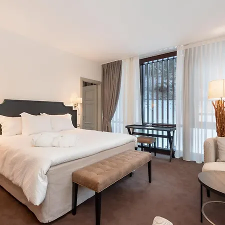 Hotel & 4*