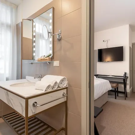 Hotel &